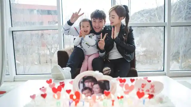 贾乃亮晒全家福为女儿庆生5岁甜馨又变美了