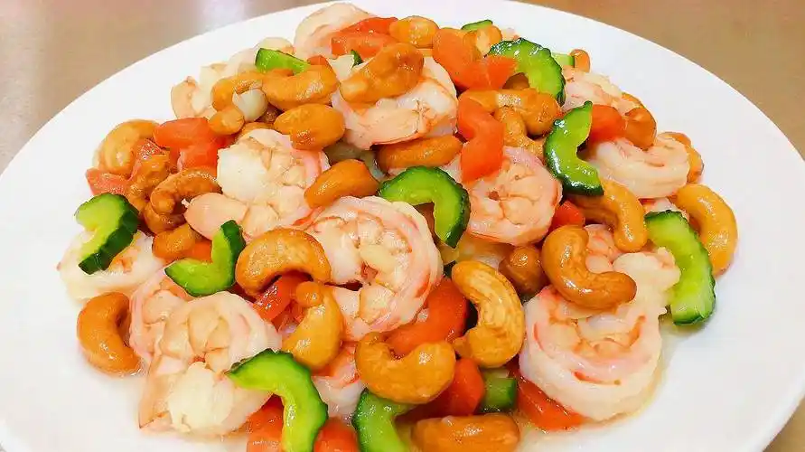 晚餐吃点好的来一道腰果虾仁营养丰富美味可口特下饭