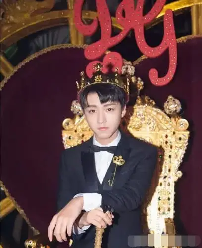 易烊千玺高贵王源俏皮,蔡徐坤判若两人!