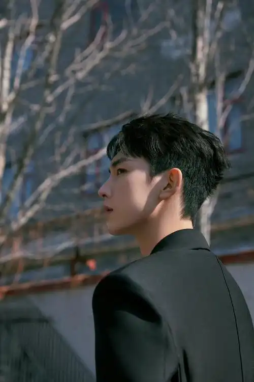 郭俊辰最新西装写真大片黑色深v西装高级又性感