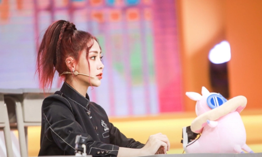 《非日常派对》晒成员美照,孔雪儿甜美,赵小棠帅气,虞书欣好可爱