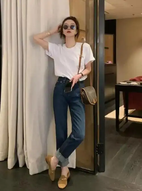 白t恤怎么搭配好看漂亮女优质