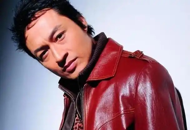 随着年龄增长,马景涛的叛逆心理也愈发强烈,他逐渐远离了父母的期望