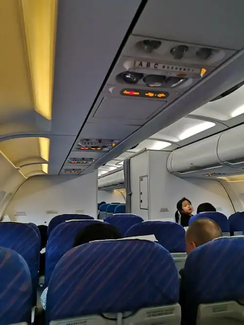 在飞往三亚凤凰机场的飞机上.