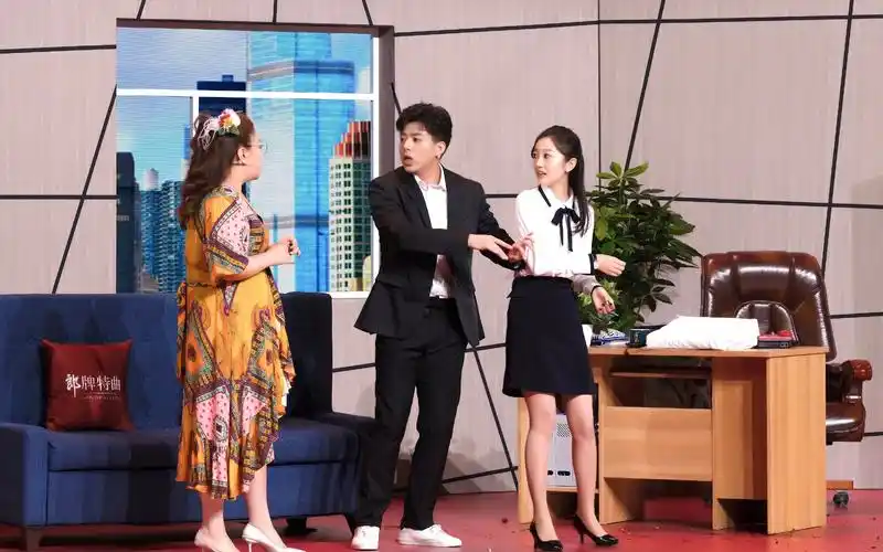 大碗娱乐何欢获金牌学员金牌喜剧班毕业大戏呈现科幻喜剧