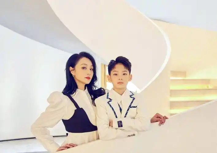 47岁曹颖晒与儿子温馨大片11岁王梓涵颜值逆天