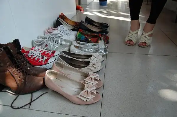 毕业鞋子转让"毕业生很多物品还是有价值的,他们自己处理也可以减轻