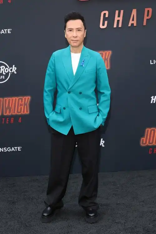 《疾速追杀4》首映礼甄子丹亮相 穿青色西服亮眼