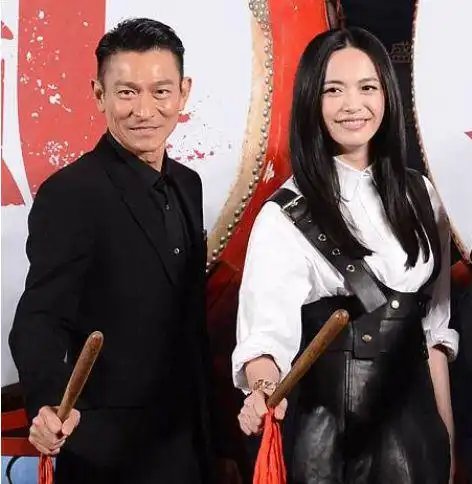 姚晨自曝刘德华"搂腰照",差18岁的两人配一脸,华仔喜欢大嘴_网易订阅