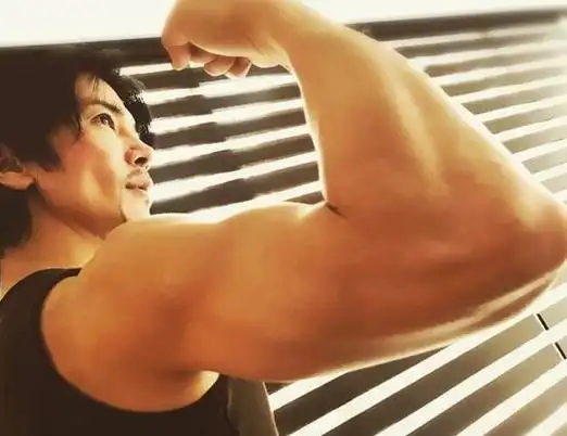 26岁日本嫩模,竟被48岁肌肉大叔泡走,网友:没有对象的我哭了|长腿|大