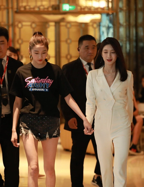 关晓彤和江疏影关系有多好?手牵手参加活动,还一块窝在家喝红酒