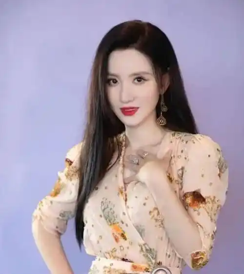 张萌不但是一位优秀的演员,同时也是知名传媒公司的老板娘.
