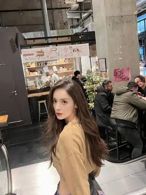 原创古力娜扎公开行程受期待秀性感小蛮腰嘟嘴卖萌宛如初恋