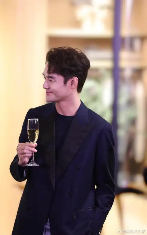 王凯求粉丝换个词夸##王凯 帅气听太多次了