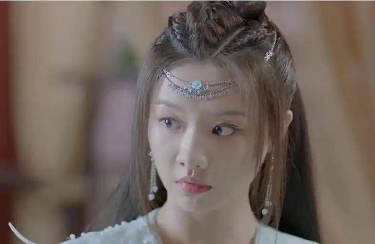 在电视剧《遇龙》里面,青青去偷琴是在第四集,在这一集里面青青找到了