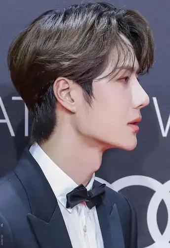 王一博的侧颜,是恰到好处的喜欢