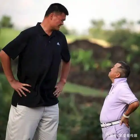 40岁周杰伦与38岁姚明共餐,为避免尴尬,两人坐着合照