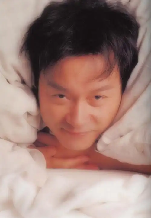 张国荣哥哥的超可爱床照