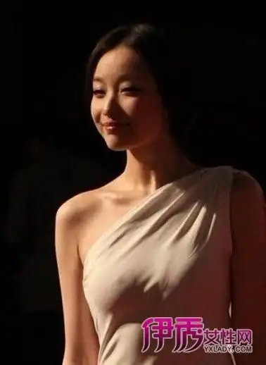 不爱穿内衣玩凸点的性感女星_性感女明星_女物娱乐网|nvwu.com