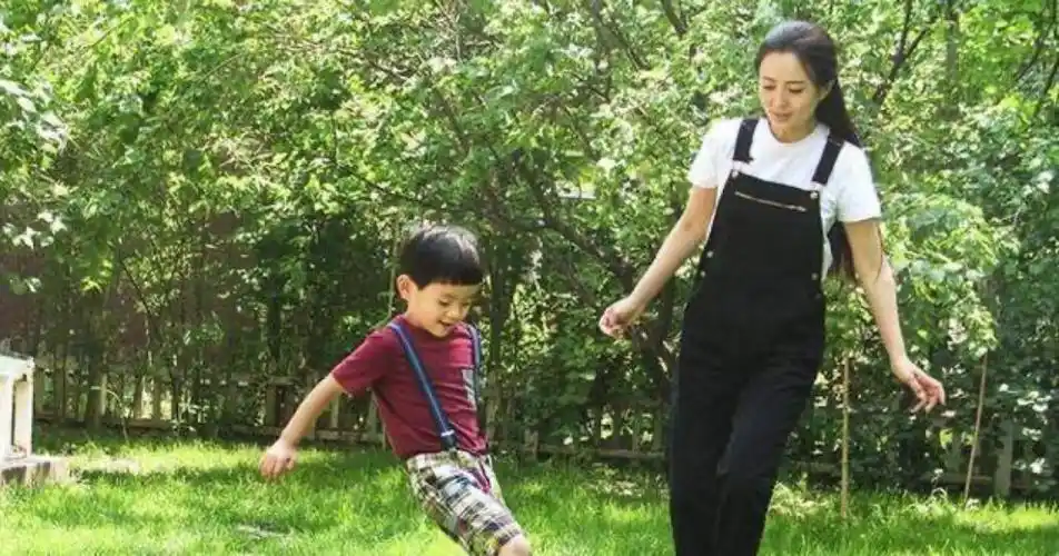 她长得美,戏也好,老公不是于和伟,一家三口却过的幸福美好