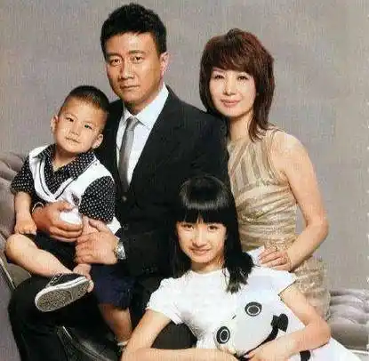 31岁娶初恋,35岁走红,曾与刘烨传出蓝颜情,胡军的故事太精彩_刘涛