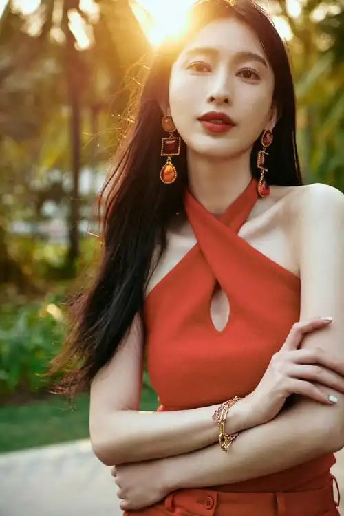 张俪海岛写真大片##张俪红色露背长裤