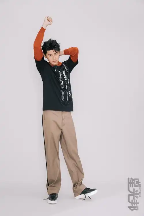 逆天大长腿!杨旭文最新美图曝光演绎秋季时尚穿搭