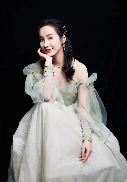 吕一真是美炸了白色挂脖式礼裙穿出好身材气质出尘迷死人