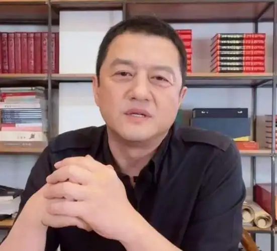 李亚鹏大口吃面好满足头顶毛发稀疏泛白显苍老