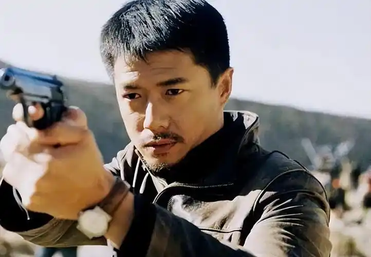 但我们没办法忽略的是,刘德华的确演绎过许多经典的警察形象