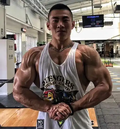 174大鼻子肌肉男,浑身腱子肉,颜值高身材好,网友:被征服了