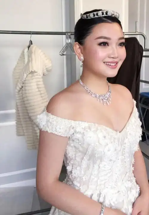 林青霞32岁继女与名媛过年聚会,现场个个身价不菲,她仍稳站c位