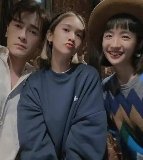 又成了她目前面临的一个困扰,看林依晨跟怀孕的好友一起聚会,也是一脸