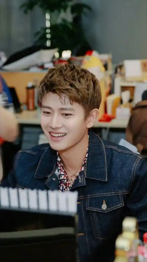 大笑90期待今晚也能看到超咪大笑90@任嘉伦allen一声嘉伦一世嘉人