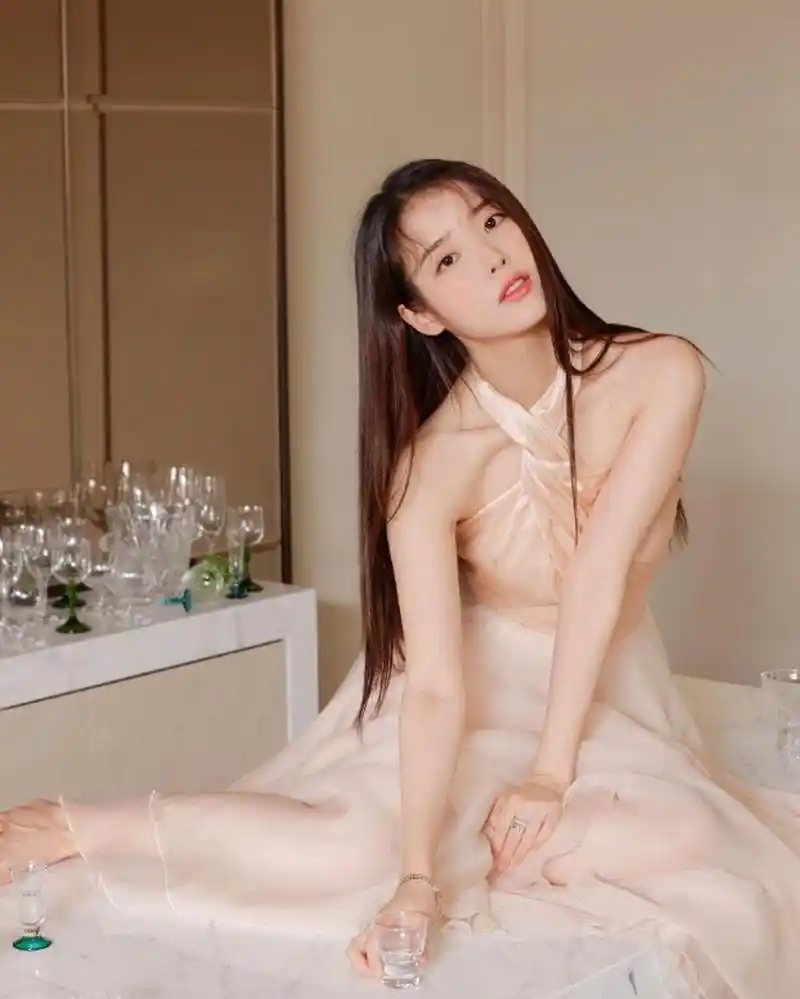 清纯妩媚,甜美可人的#iu# 李知恩,肤白貌美的容颜,窈窕曼妙的身材