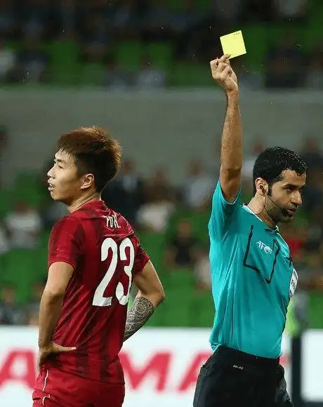 上港战首尔遇克星裁判上赛季被两判点球1红牌