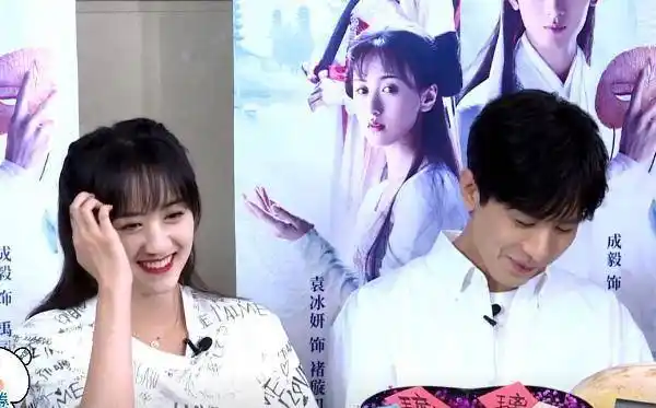 原创成毅袁冰妍直播翻车全程避嫌不敢对视女主持才是最大的败笔