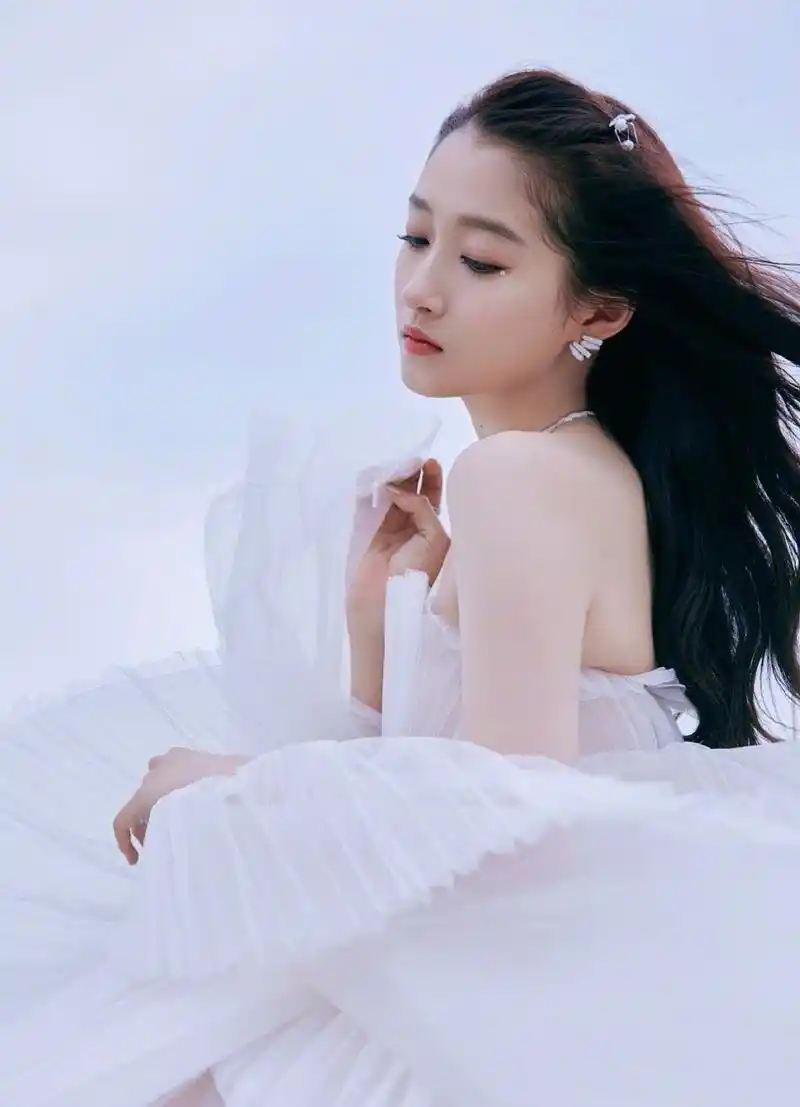 关晓彤珍珠白浪花裙唯美写真图片