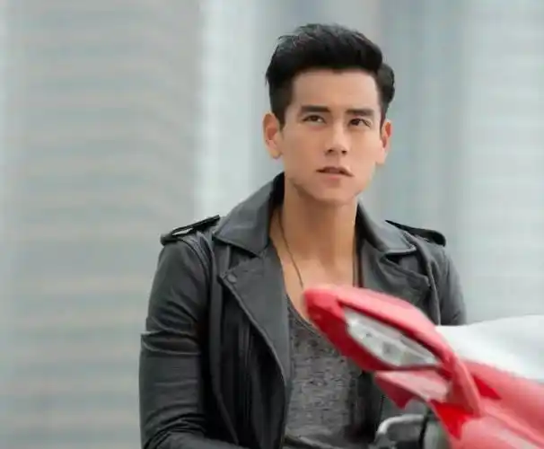 曝彭于晏连夜离开上海,打扮低调头发凌乱,被质疑明星有特殊待遇插图10