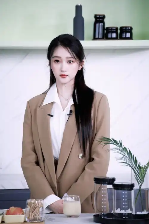 关晓彤美拉德穿搭