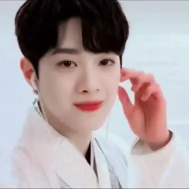 赖冠霖头像. 拿图点赞.