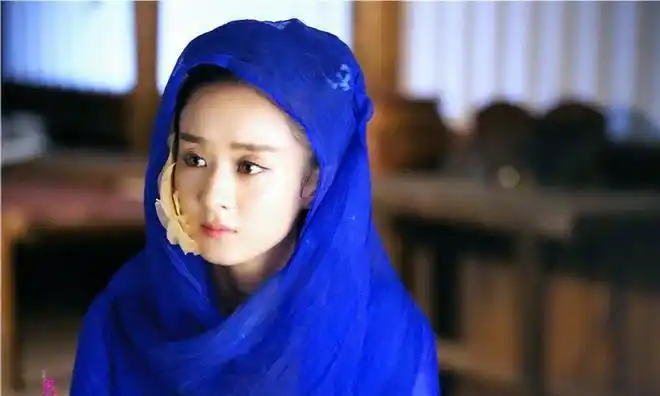 她在《花千骨》中毁容之后的蓝衣造型也是极为惊艳的.