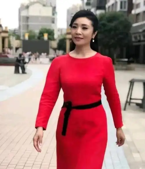 李丹阳是著名的高音歌唱家, 57岁仍然孤身一人.