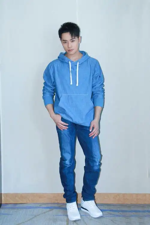 曹骏《遇见你真好》路演模式开启 现身多地解锁"青春密语"