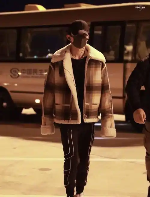 易烊千玺黑色山本外套出席活动,内搭红色衬衫,俊俏有型的少年_造型