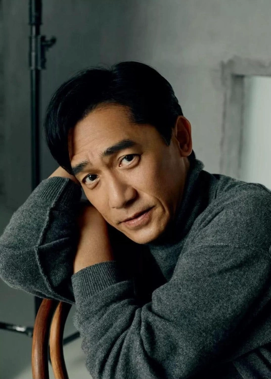 58岁梁朝伟好显老满脸皱纹衣着朴素上台发言脸色太差引担忧