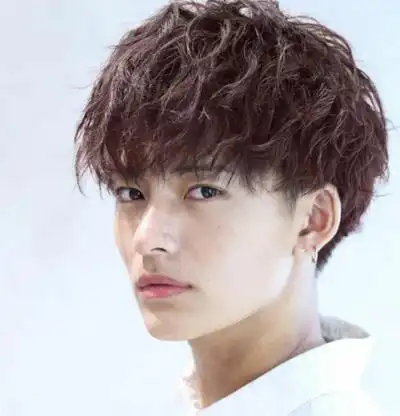 日系纹理烫是帅哥的标配发型,偏分长刘海的碎发感,营造出率直磊落的