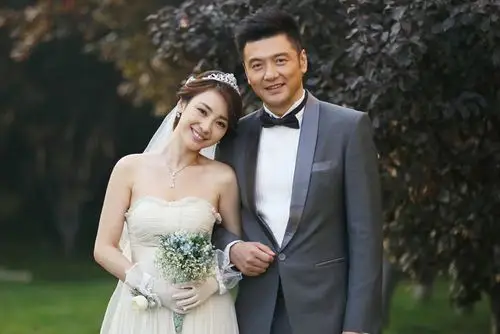 在甜蜜的婚礼进行曲中,高圆圆,柳岩这对闺蜜偕同自己剧中的丈夫黄海波