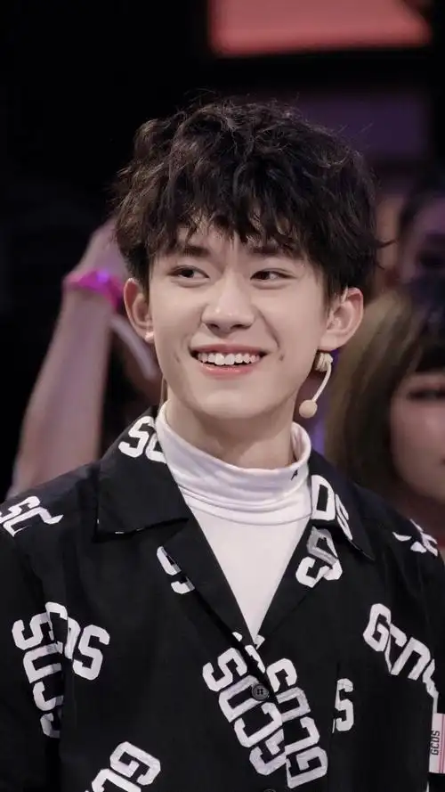 宝藏男孩易烊千玺这就是街舞易笑而过