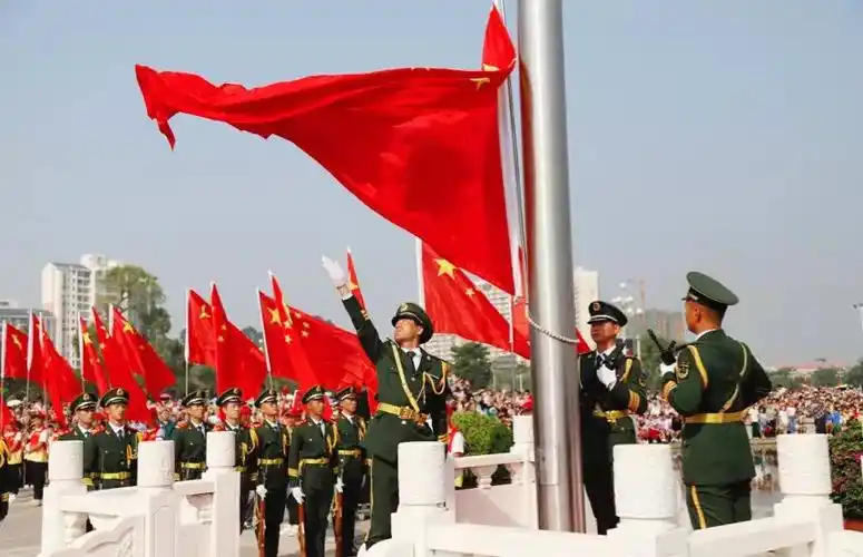 五星红旗飘扬,我们向国旗敬礼,我爱我的祖国!